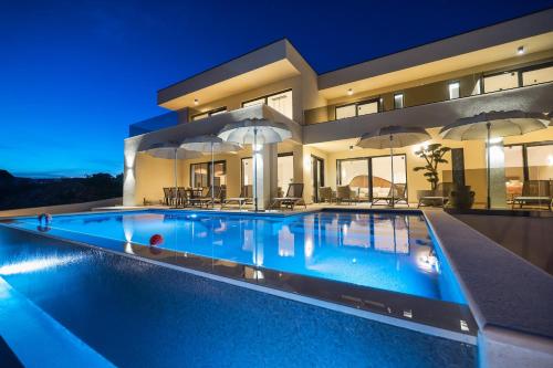 Luxury Villa Nuova with heated pool