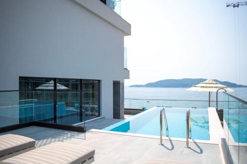 Bazén v ubytování Katamare Hotel nebo v jeho okolí