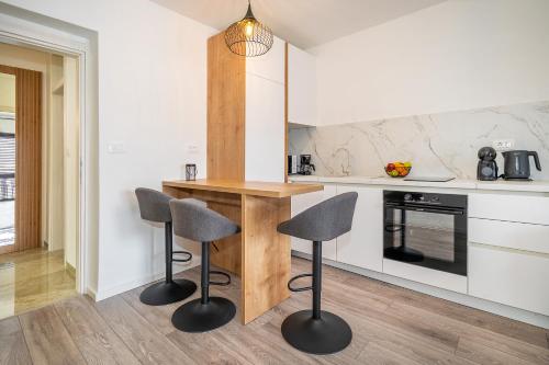 Kuchyň nebo kuchyňský kout v ubytování Apartments Nasic with Beautiful Sea View