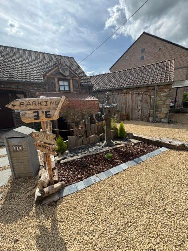 un panneau devant une maison avec un cimetière dans l'établissement L'or ent Légendes, à Fayat