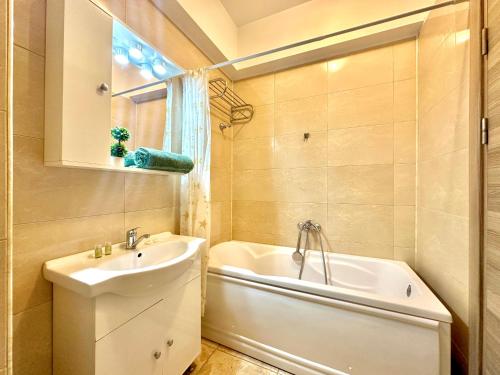 Et badeværelse på Acqua Santa Summerland Apartments