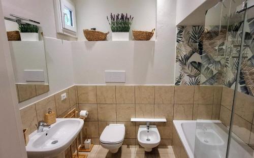 Koupelna v ubytování La Kascina Suite & Rooms