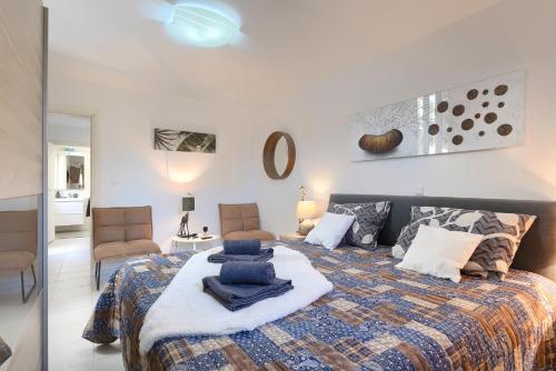una camera da letto con un letto con asciugamani sopra di Villa Sonja a Medulin