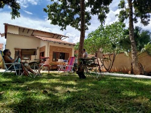 ピレノポリスにあるCasa Baruの家の前の庭に座る男