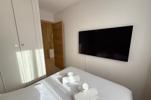 a bedroom with a bed with two folded towels at Superb 6-person T3 apartment close to the slopes in Valberg