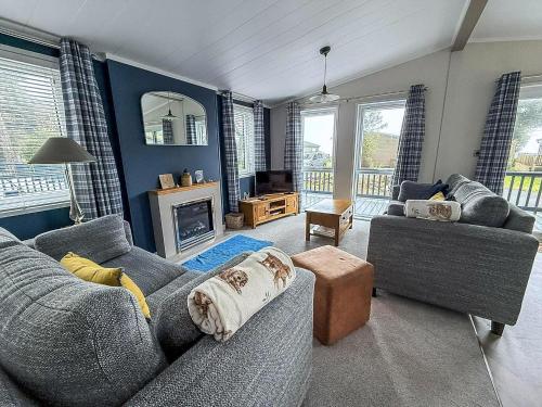 Posezení v ubytování Stunning Lodge With Large Decking At Azure Seas In Suffolk Ref 32109Og