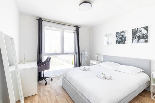 - une chambre avec un lit blanc, un bureau et une fenêtre dans l'établissement GuestReady - Sunny Retreat Minutes from Paris, à Aubervilliers