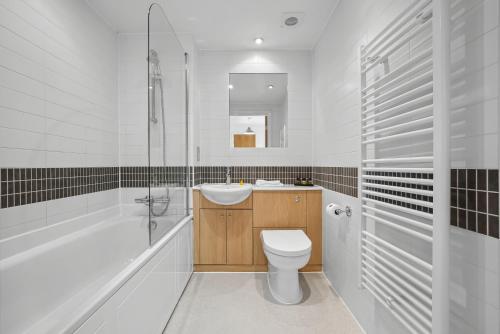 ein Badezimmer mit Toilette, Waschbecken und Dusche in der Unterkunft Cotels at Vizion Serviced Apartments, Superfast Broadband, Central Location, Free Parking, Fully Equipped Kitchen in Milton Keynes