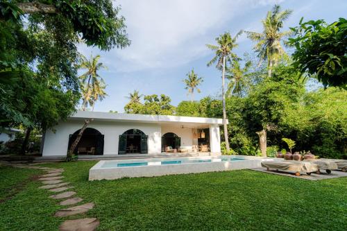 Πισίνα στο ή κοντά στο Villa Sungai 3BR in Havana Complex, Need more space for your group, Villa Cactus, just next door, offers 3 more bedrooms with a private pool, book both villas together for up to 12 guests in one peaceful setting