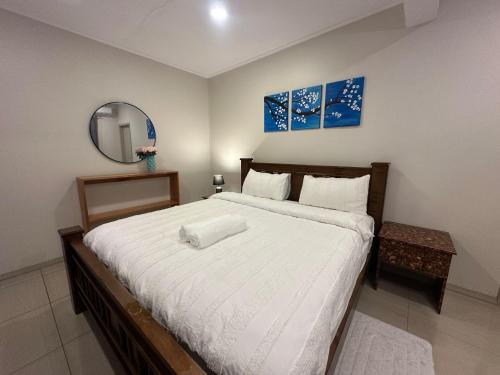 Postel nebo postele na pokoji v ubytování Zenith by Proxima Homes