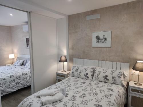 Ένα ή περισσότερα κρεβάτια σε δωμάτιο στο Niebla Centro Apartamentos