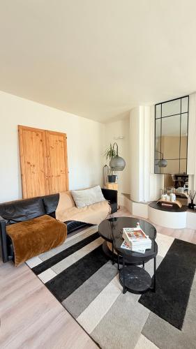 un salon avec un canapé et une table dans l'établissement Epicurien historic heart of Bordeaux, à Bordeaux