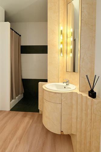 une salle de bain avec un lavabo et un miroir dans l'établissement Epicurien historic heart of Bordeaux, à Bordeaux