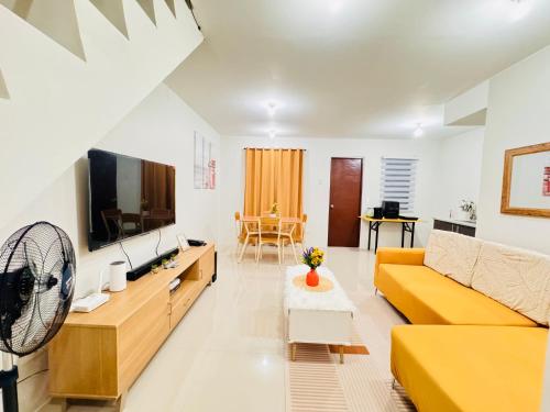 Una televisión o centro de entretenimiento en Zebs cozy cove