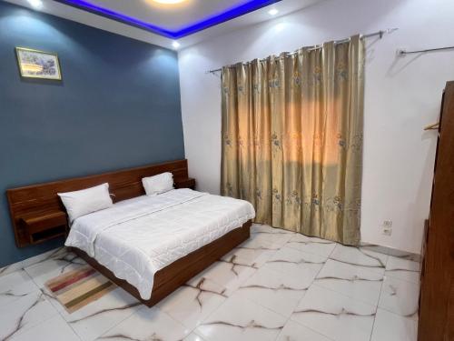 a bedroom with a bed and a curtain in it at Résidence Khadija Aéroport AIBD Confort in Rufisque
