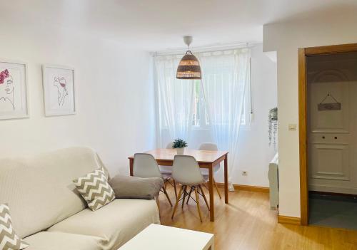 a living room with a couch and a table at Céntrico y acogedor en Burgos in Burgos
