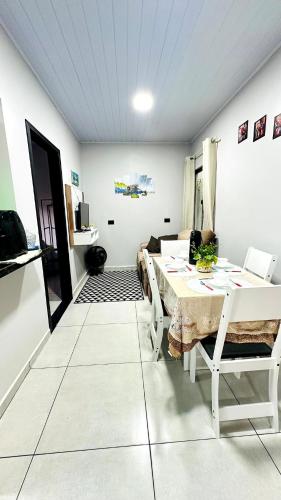 uma sala de jantar com mesa e cadeiras em uma sala em Cantinho Aconchegante in Foz em Foz do Iguaçu