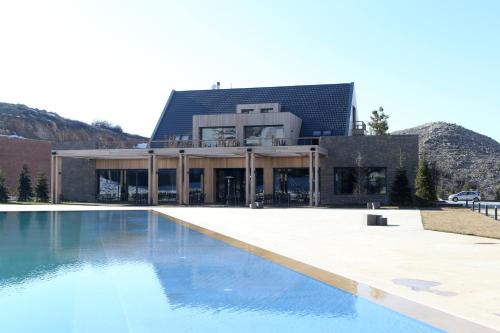 Πισίνα στο ή κοντά στο Le Grand Chalet Zaarour