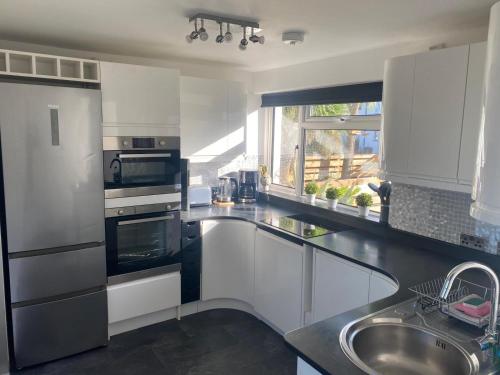 Kuchyň nebo kuchyňský kout v ubytování Stunning Sea View Apartment in Newquay with a Pool