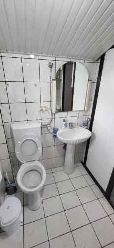 Apartman Kosta tesisinde bir banyo