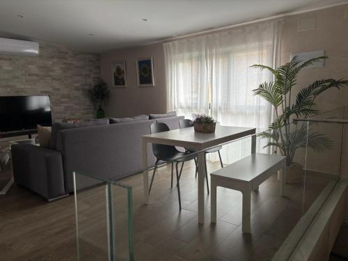 Μια τηλεόραση ή/και κέντρο ψυχαγωγίας στο Niebla Centro Apartamentos