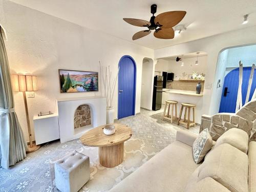 Una sala de estar con un sofá y una chimenea. en Chic Mediterranean Retreat in Candolim Sleeps 4, en Calangute