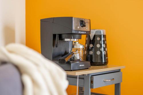 a coffee maker sitting on a table next to a wall at Impero 5 duepiuno in Acquaviva delle Fonti