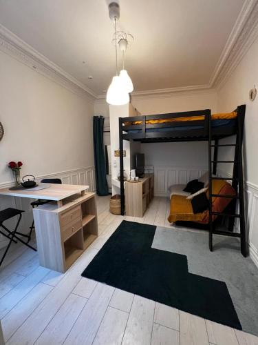 Cette chambre comprend un bureau et des lits superposés. dans l'établissement Studio cosy proche Père-Lachaise, à Paris