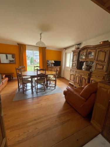 un salon avec une table, des chaises et un canapé dans l'établissement Chez Paulette, à Luz-Saint-Sauveur