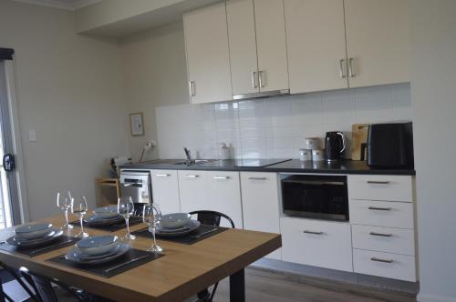 Kuchyň nebo kuchyňský kout v ubytování Copper Retreat Millennium Apartment
