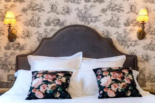 a bedroom with a bed with two pillows at Hôtel de la Poste à Avallon, Bourgogne in Avallon