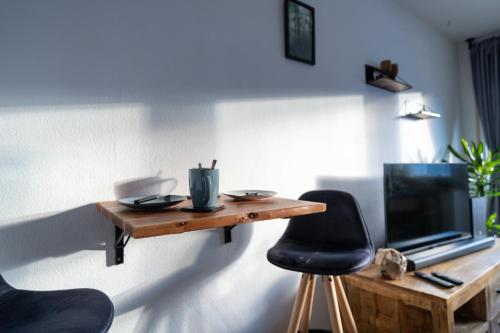 a room with a table and two chairs and a television at Pura Vida Workation & Ferienwohnung in Fischen