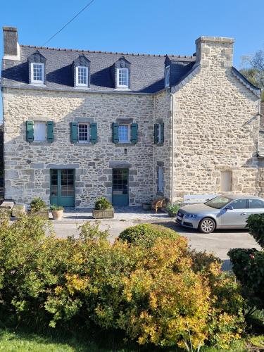 a car parked in front of a stone building at ty dreux entre terre et mer in Saint-Thégonnec