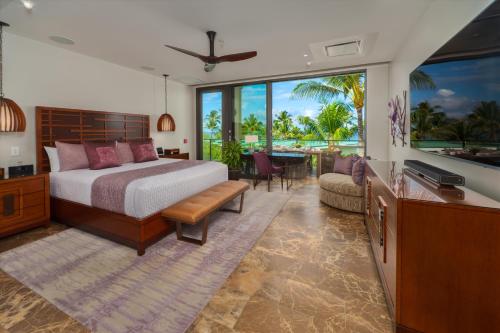 Postel nebo postele na pokoji v ubytování Ocean View Andaz Penthouse Luxury Just Steps To The Beach Private Lanai Spa