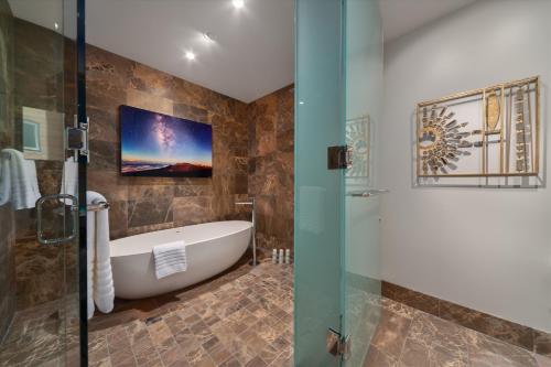 Koupelna v ubytování Ocean View Andaz Penthouse Luxury Just Steps To The Beach Private Lanai Spa