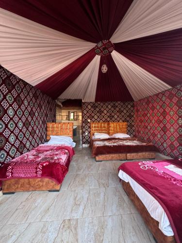 Llit o llits en una habitació de Ruby Orbit Wadi Rum