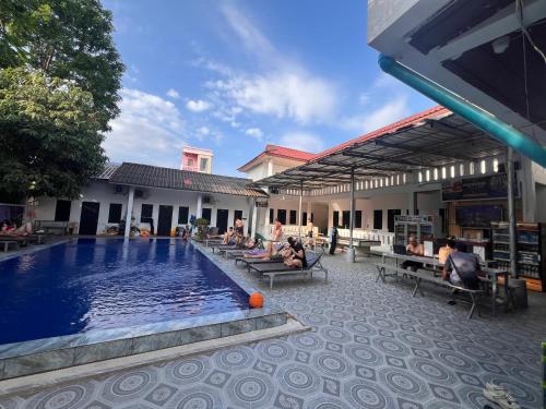 Bazén v ubytování Apatuxay Vientiane Hostel & Apartment nebo v jeho okolí