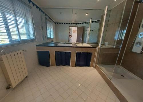 une cuisine avec un évier et un plan de travail dans l'établissement La guinguette, à Marseillan