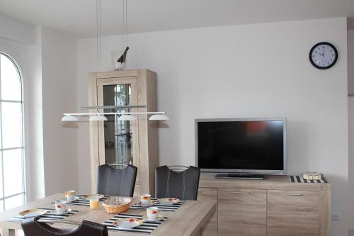 TV a/nebo společenská místnost v ubytování Fewo Kleine Meeresbrise / Villa Christine