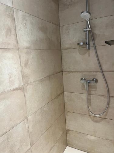 une douche avec pommeau de douche dans une salle de bain dans l'établissement Appartement Sainte Maxime, à Sainte-Maxime