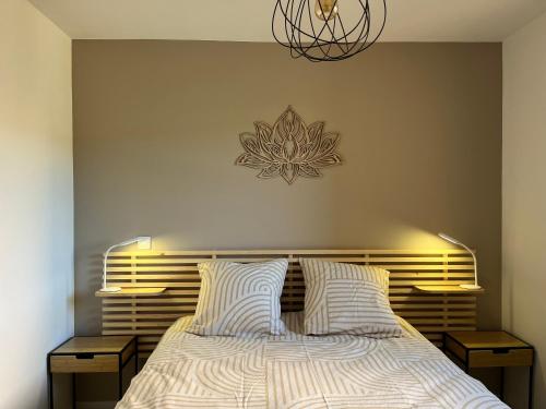 une chambre avec un grand lit avec deux tables de nuit dans l'établissement Appartement Sainte Maxime, à Sainte-Maxime