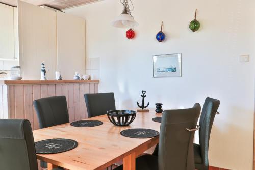 ニーンハーゲンにあるFH Strandperlchenの木製のテーブルと椅子のあるダイニングルーム