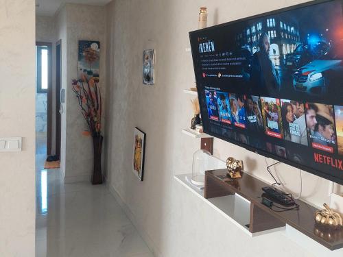 TV a/nebo společenská místnost v ubytování Appartement Spacieux avec Balcon, Vue Nature, 2 Chambres et Wi-Fi Gratuit