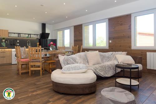 un salon et une cuisine avec un canapé et une table dans l'établissement La clé du Vercors, à Presles