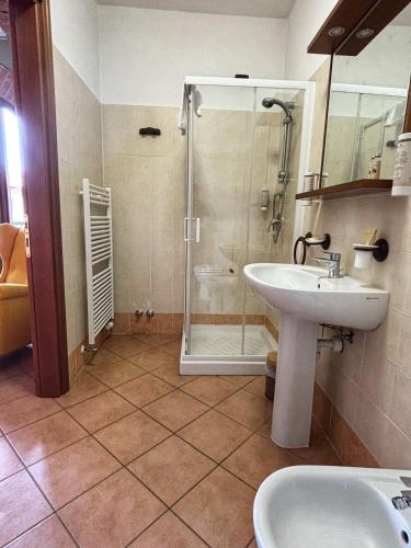 a bathroom with a glass shower and a sink at Agriturismo Tenuta San Giuseppe in Cossano Belbo