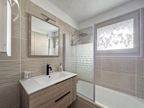 une salle de bain avec un lavabo, une douche et un miroir dans l'établissement CA116 Studio 4 Pers centre des Carroz, aux Carroz d'Arâches