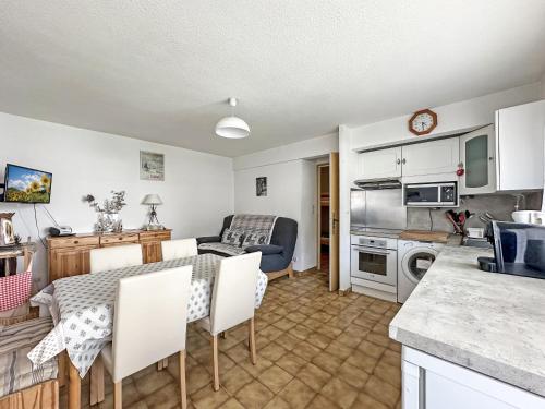 une cuisine et un salon avec une table et des chaises dans l'établissement CA116 Studio 4 Pers centre des Carroz, aux Carroz d'Arâches