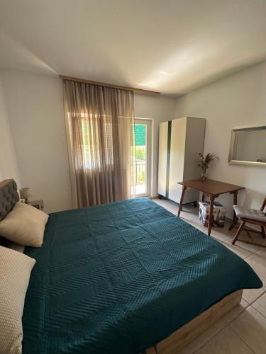 1 dormitorio con 1 cama grande y edredón verde en Apartments Vala, en Betina