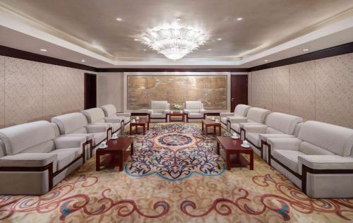 Ein Sitzbereich in der Unterkunft Shangri-La Xian
