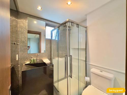 a bathroom with a glass shower and a toilet at Hotel na Beira Mar de Fortaleza in Fortaleza